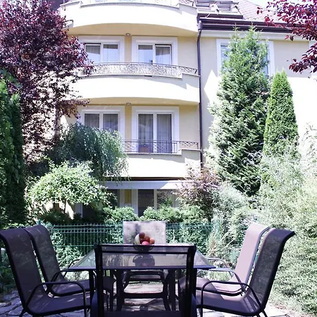 Apartment By Park